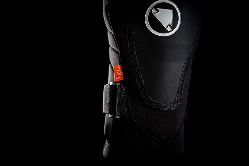 Endura MT500 Hard Shell Knee Pads in Black-3