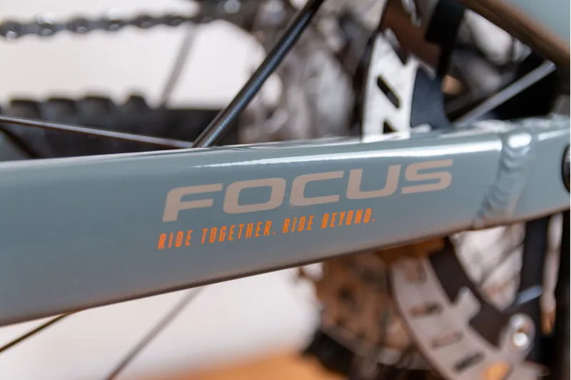 2023 Focus Sam2 6.8 Electric Mountain Bike in Grey-9